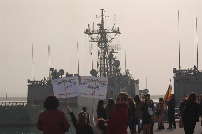 Familaires reciben a la fragata 'Victoria' en Rota