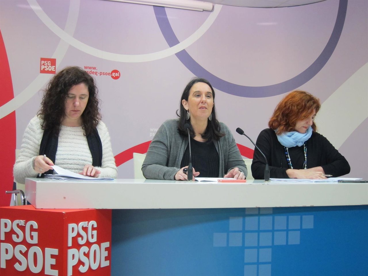 Rosa Arcos (Fademur) con Eva Martínez Montero y Carmen Acuña (PSOE)