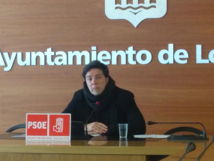Kilian Cruz-Dunne concejal del PSOE en rueda de prensa