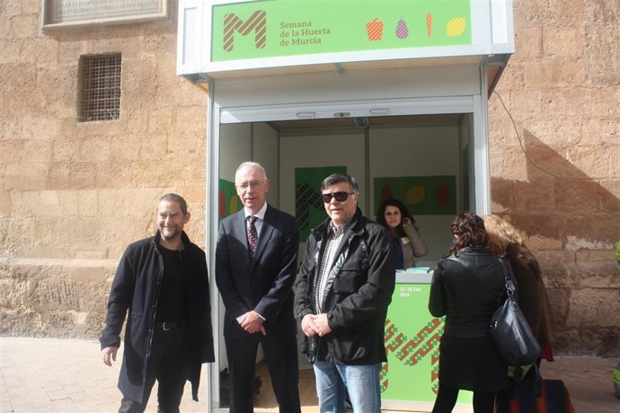 Navarro inaugura el stand informativo de la Semana de la Huerta