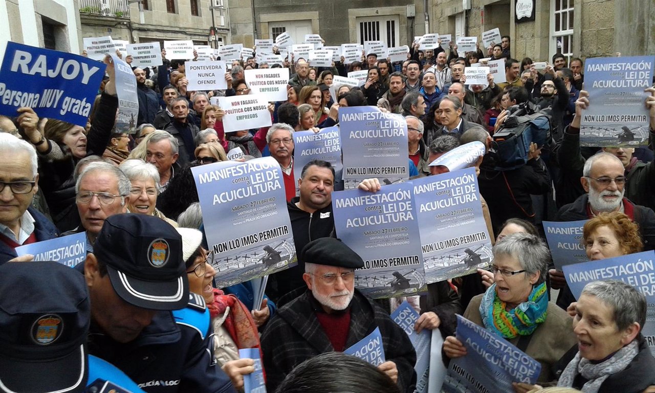 Partidarios y detractores de Rajoy a la entrada del pleno