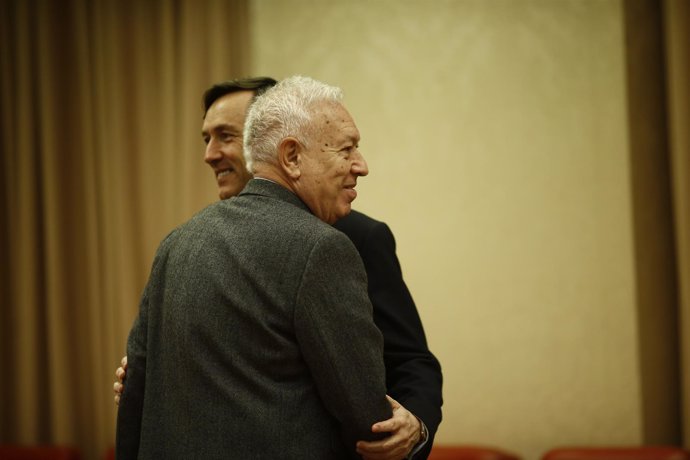 José Manuel García Margallo y Rafael Hernando se abrazan en el Congreso