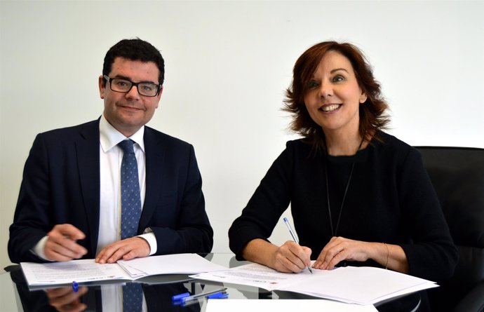 Esther Arizmendi y Alfonso Domínguez Simón en la firma del convenio 