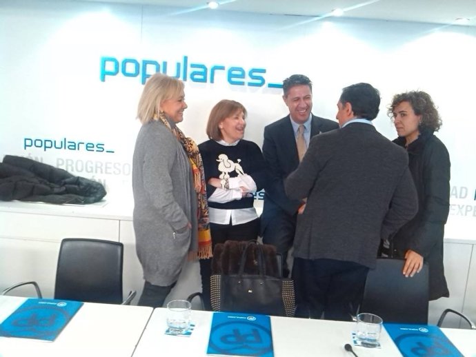 Mercedes Fernández, a la izquierda