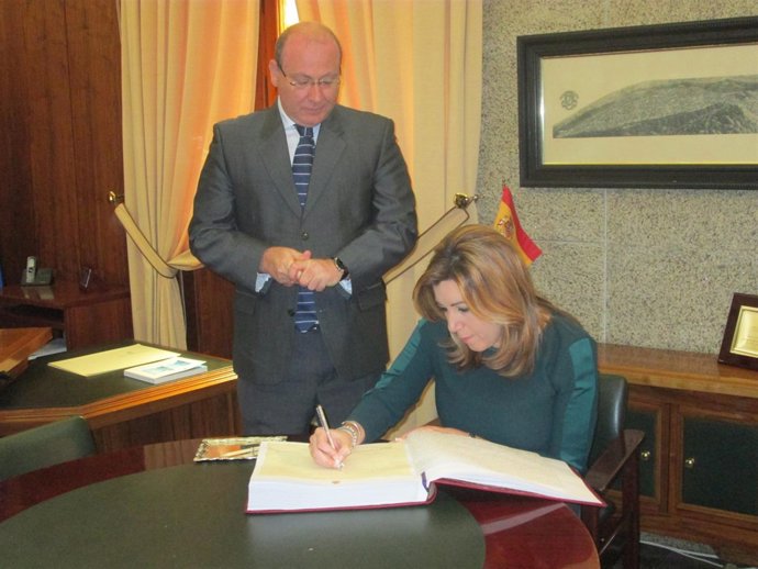Díaz firmando en el libro de honor 
