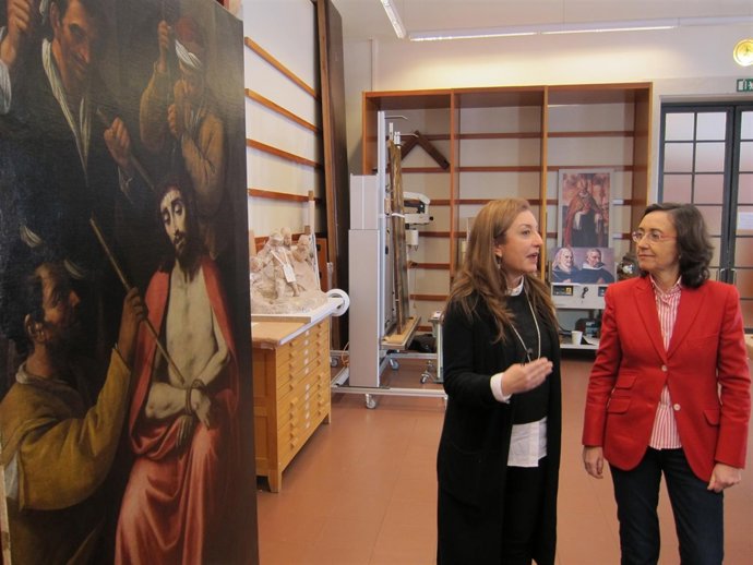 La consejera andaluza de Cultura, Rosa Aguilar, visita el taller de restauración