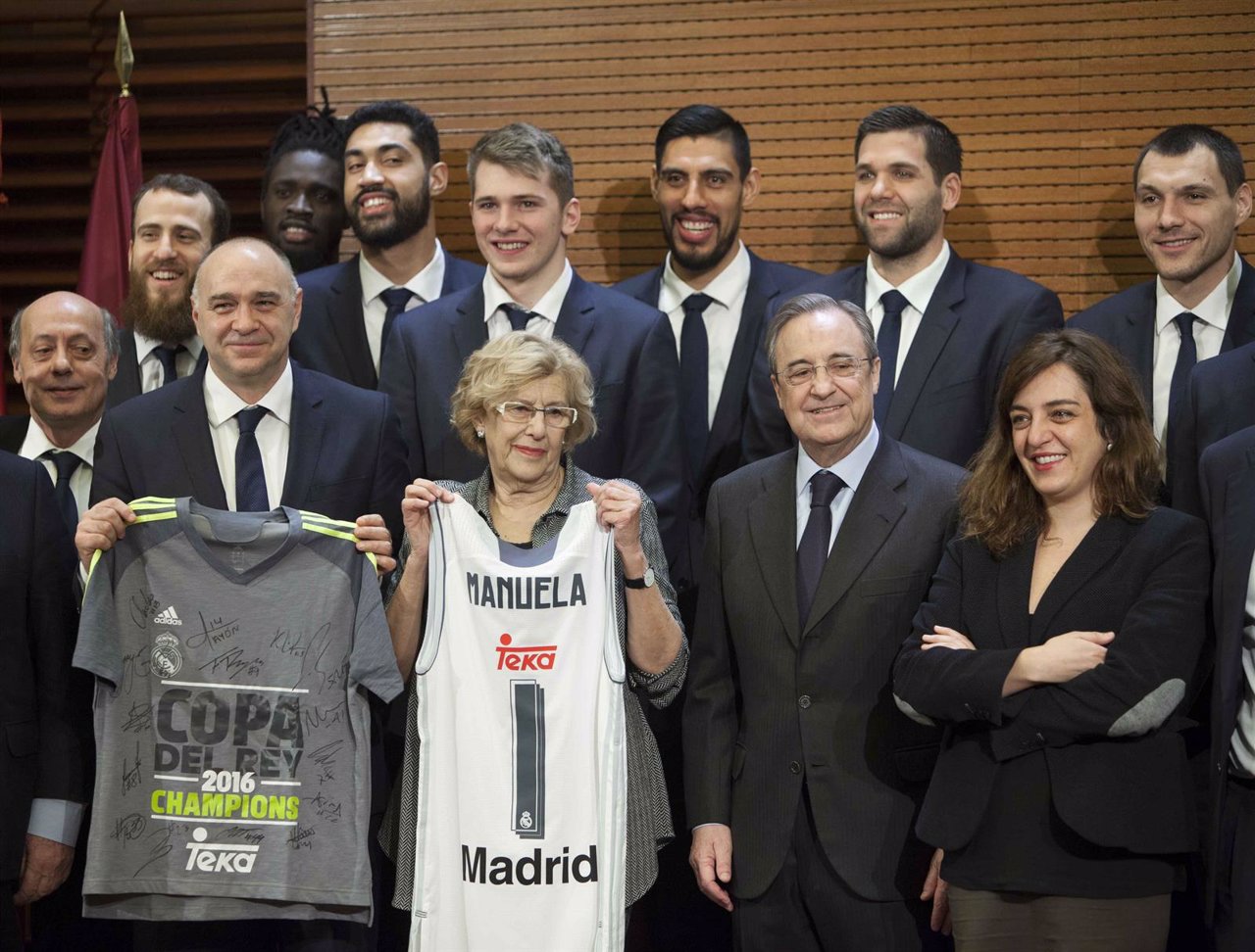 Manuela Carmena recibe al Real Madrid de baloncesto