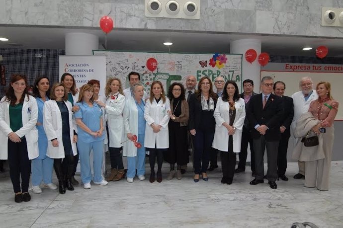 Luna (centro) y sanitarios celebran la semana de la hematología en Córdoba
