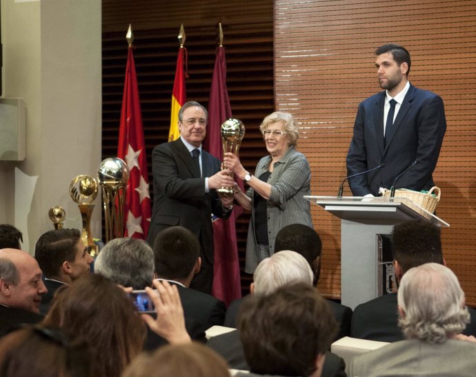Florentino Pérez ofrece la Copa del Rey de baloncesto a Manuela Carmena