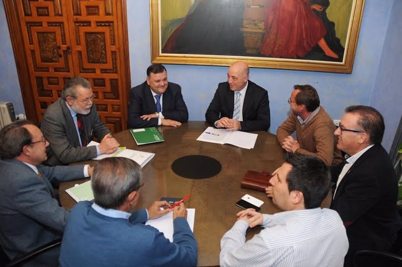 Ruiz (centro) durante el encuentro mantenido con los GRD