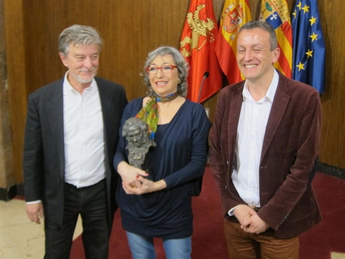 Luisa Gavasa, entre el alcalde y Rivarés