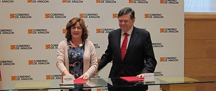 Firma del convenio entre María Victoria Broto y Manuel López.