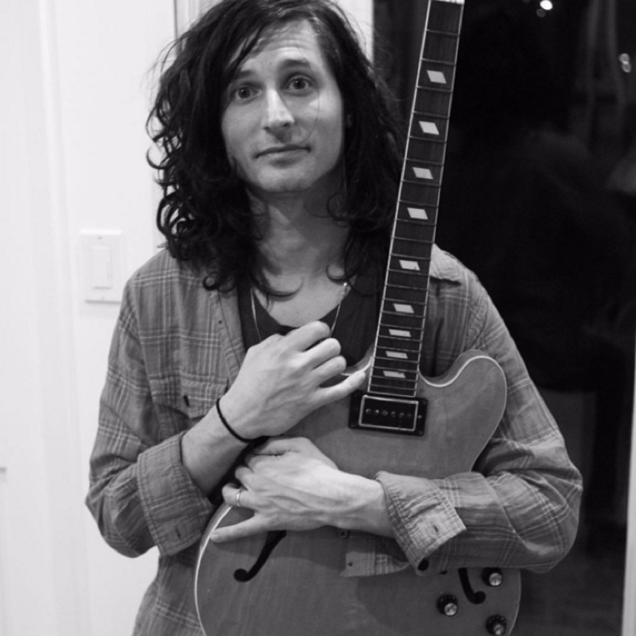 NICK VALENSI CON SU GUITARRA RECUPERADA