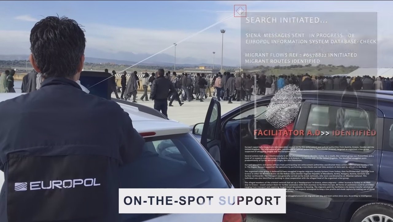 Agente de Europol supervisa la llegada de inmigrantes