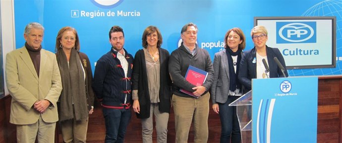 La consejera de Cultura y Portavocía, Noelia Arroyo, con todo su equipo