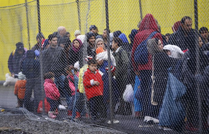 Refugiados a la espera de cruzar desde Eslovenia a Austria