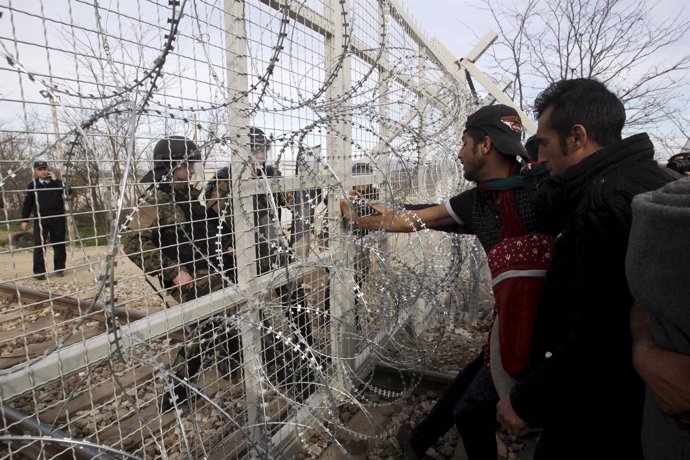 Refugiados en la valla en la frontera entre Grecia y Macedonia