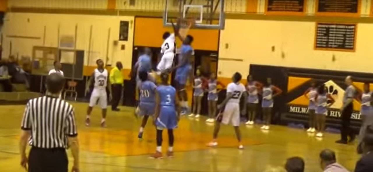 Melvin Lee machaca el aro