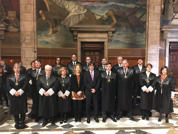 Carles Puigdemont con los miembros de la Comisión Asesora Jurídica