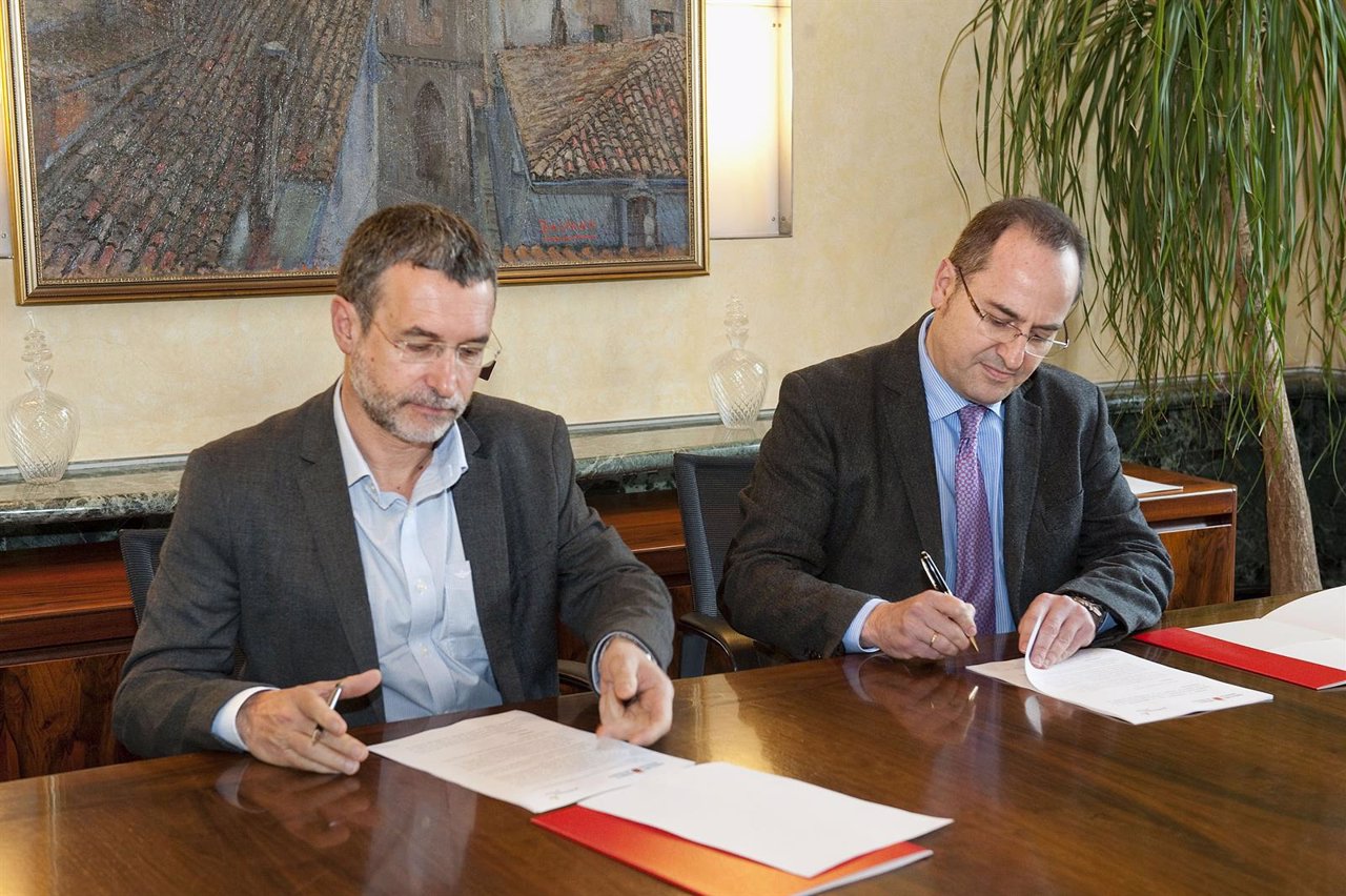 Miguel Laparra y Fernando Sanz firman el convenio de colaboración