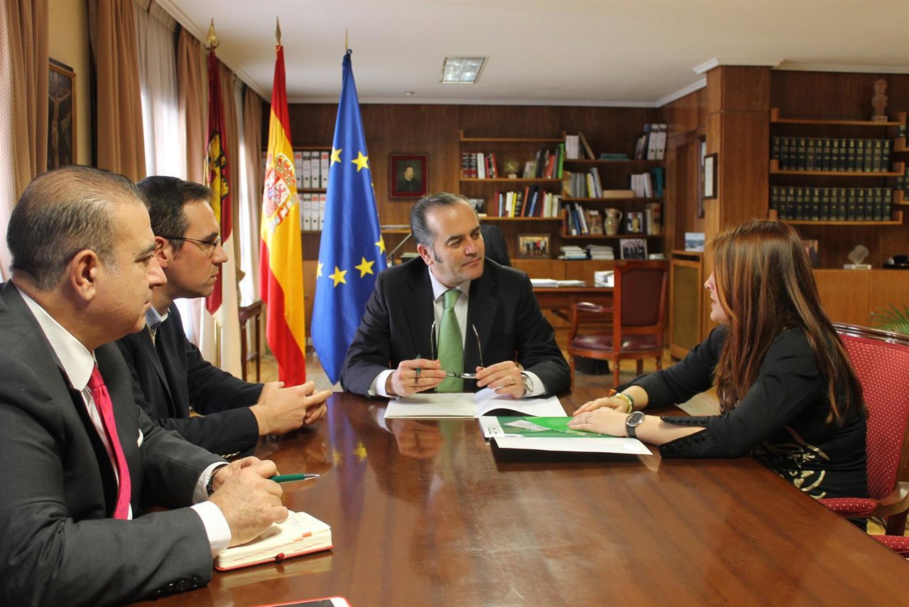 Fotografía. El Delegado Del Gobierno En CLM, José Julián Gregorio, Se Reúne Con 