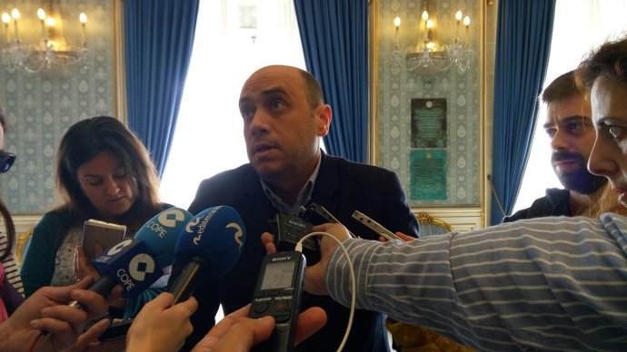 Echávarri atiende a los medios en Alicante