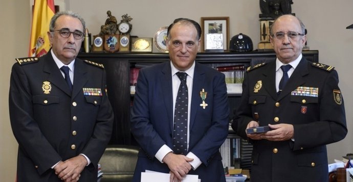 Javier Tebas recibe la Medalla al Mérito Policial