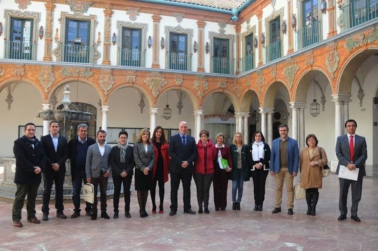 Ruiz (centro) junto a los miembros del Consejo de Alcaldes