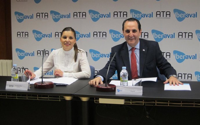 Soraya Mayo y José Rolando Álvarez en el acto de firma del convenio