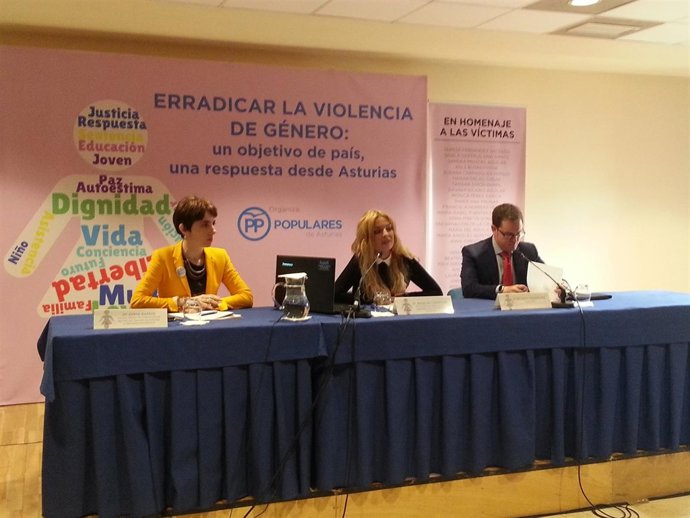 Angeles Carmona, en el centro