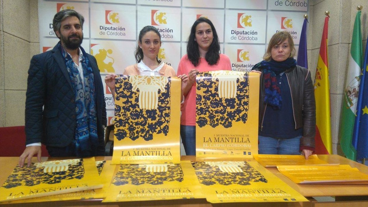 Gómez (izda.) presenta el cartel de la Muestra Nacional de Mantilla de El Carpio