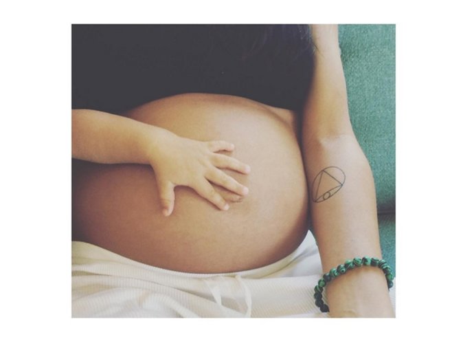 RAQUEL DEL ROSARIO DEJÁNDOSE MIMAR POR SU HIJO