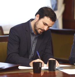 Alberto Garzón recoge el acta de diputado en el Congreso