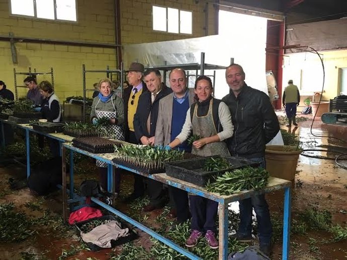 Zurera (centro) durante la visita a 'Plantas Continental'