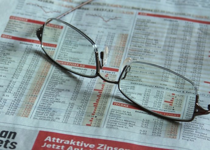 Bolsa, inversión, gafas, periódico