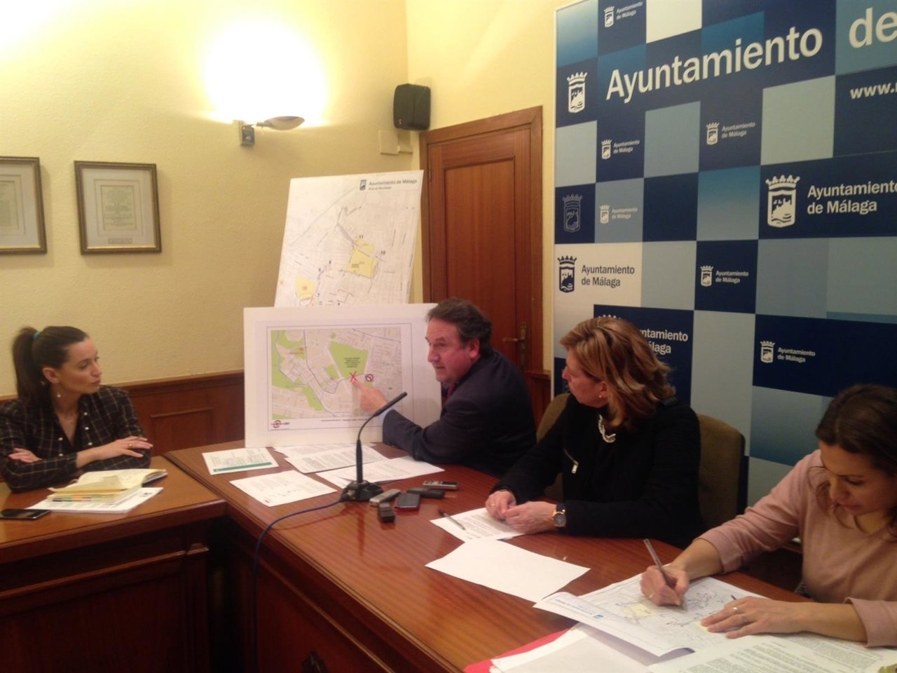 Miguel Ruiz, EMT, y Elvira Maeso, concejala de Movilidad