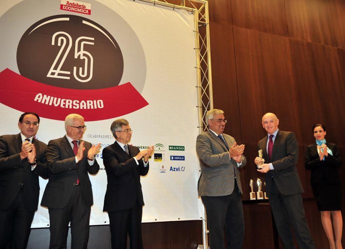 Unicaja recibe el premio de la revista 'Andalucía Económica'