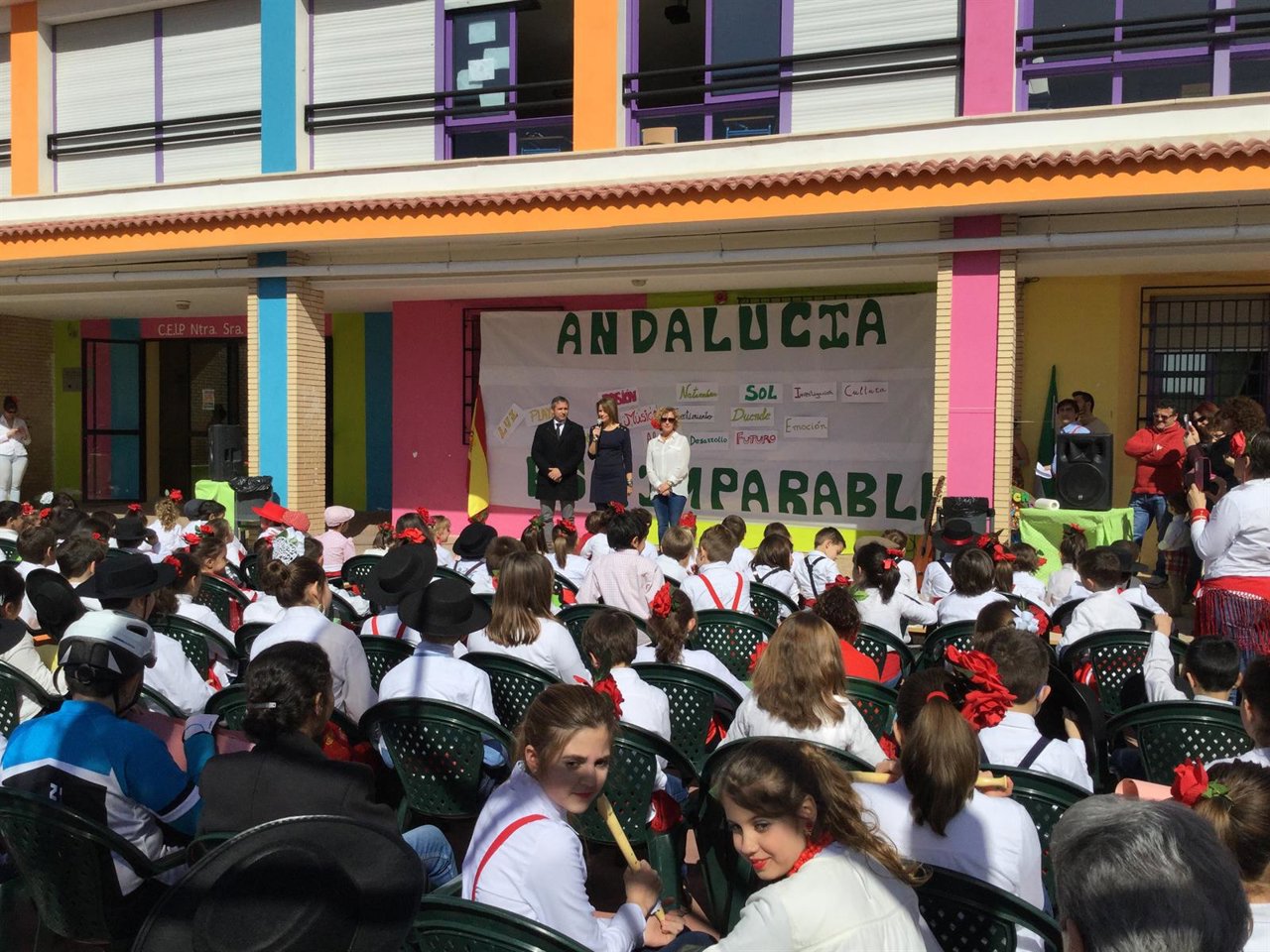 Cobo (c) en un desayuno saludable con escolares.