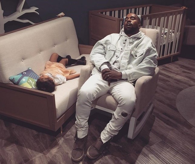 Kanye West y North West echándose una cabezadita