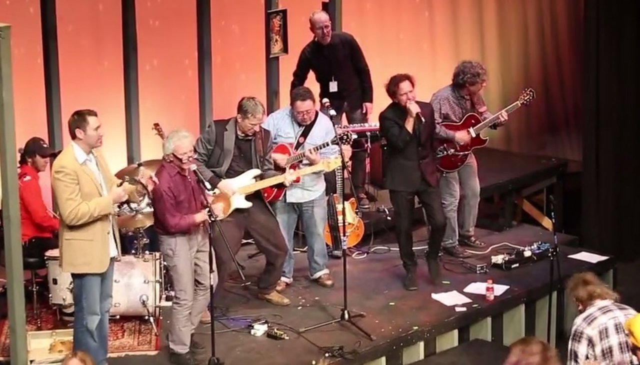 EDDIE VEDER EN SU INSTITUTO