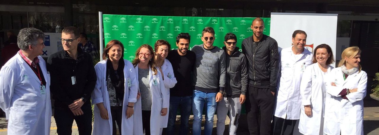 Los niños del Valme reciben jugadores del Sevilla Club de Fútbol