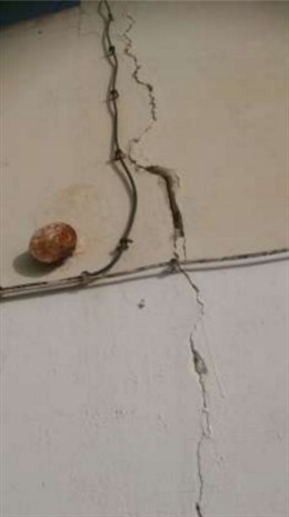 Grietas en un centro de Melilla tras el terremoto