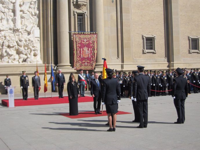 Pilar de Yarza en la concesión del uso de bandera de España a la Policía