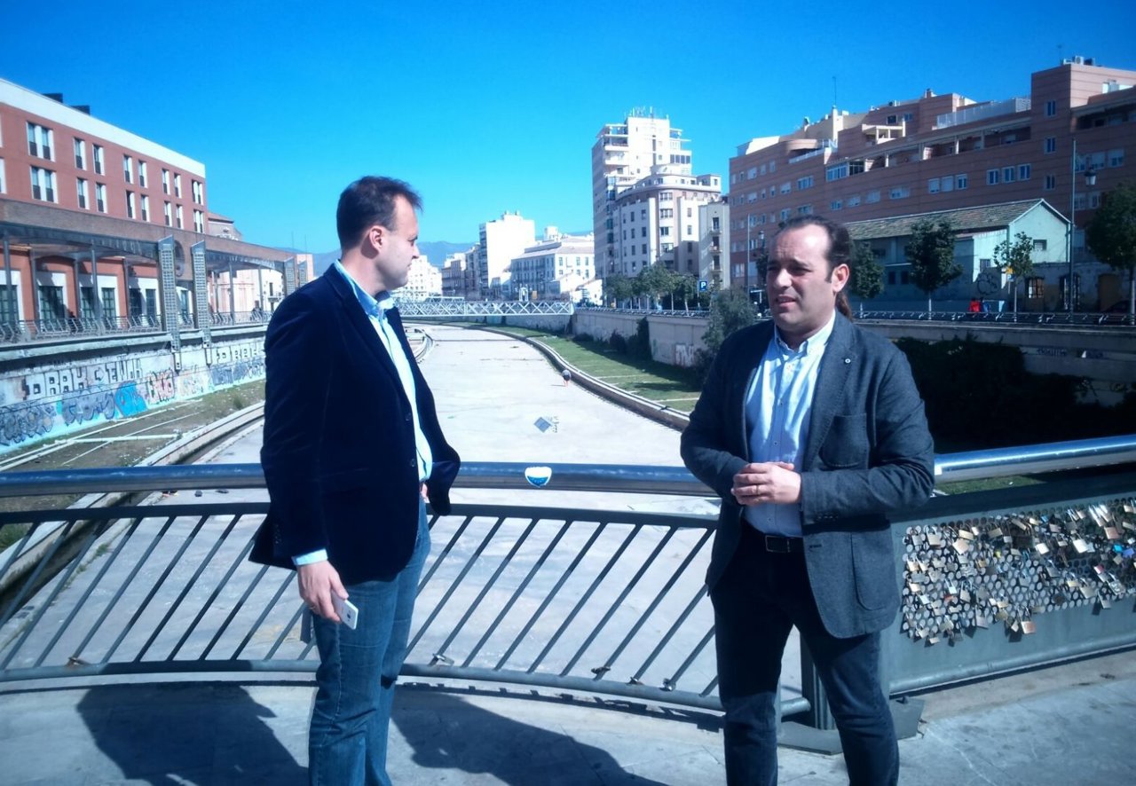 Juan Cassá, portavoz municipal Ciudadanos, en el río Guadalmedina