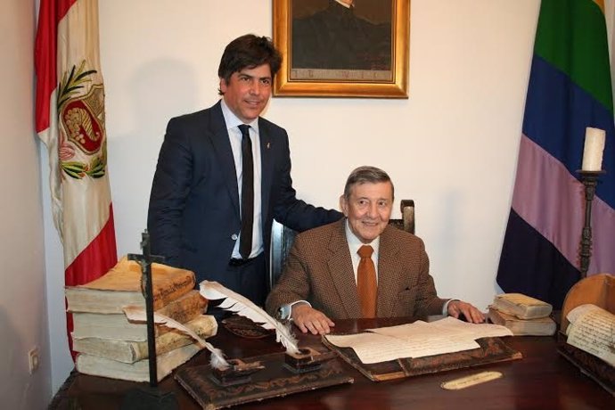 Llamas (izda.) junto al embajador de Perú, Rafael Roncagliolo