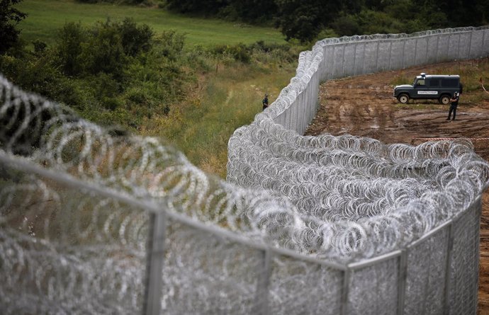 Policía búlgara en una valla en la frontera entre Bulgaria y Turquía