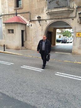 José Manuel Orengo saliendo de la Comandancia de la Guardia Civil de Patraix