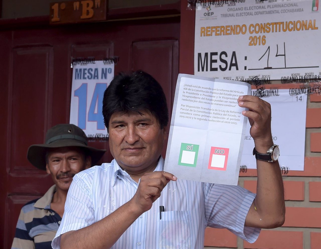 El presidente de Bolivia, Evo Morales, vota en el referéndum