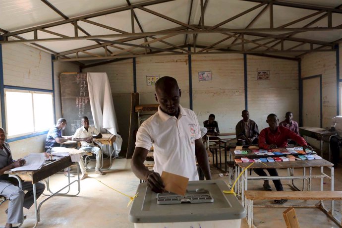 Un hombre vota durante las elecciones en Níger