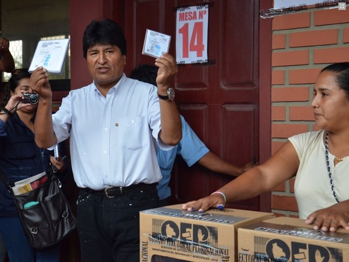 Evo Morales vota en las elecciones regionales de Bolivia